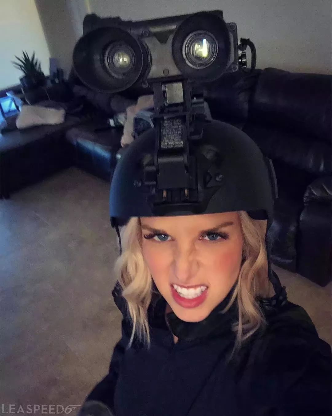 美女枪迷魔改MP5冲锋枪,各种消音器成了她的