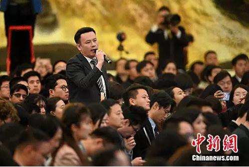 <a target='_blank' href='http://www.chinanews.com/'>中新社</a>、<a target='_blank' href='http://www.chinanews.com/' >中新網</a>記者在總理記者會上提問。<a target='_blank' href='http://www.chinanews.com/'>中新社</a>記者 侯宇 攝