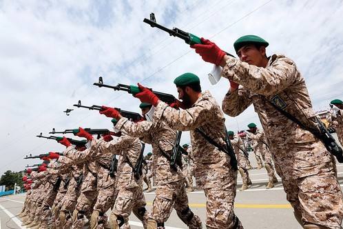 资料图片:伊朗革命卫队士兵训练。