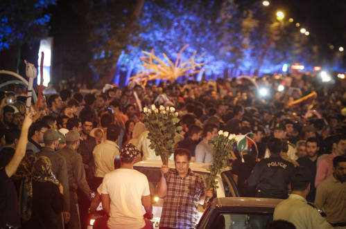 2015年7月14日，民众在伊朗德黑兰街头庆祝伊核协议达成。（新华社）
