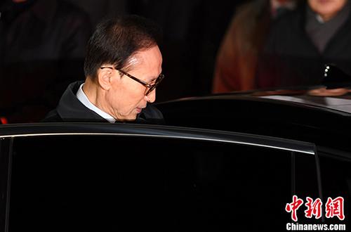 当地时间3月22日，在韩国首尔，韩国前总统李明博走出私宅。 中新网 图