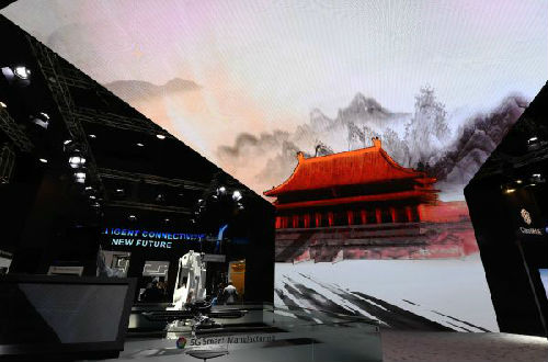 2月26日,华为、中国移动和瑞士ABB集团联合推出基于5G技术的远程控制机器人在西班牙巴塞罗那移动通信大会上亮相。(新华社)