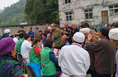 从心出发 黔江中心医院爱心义诊受好评