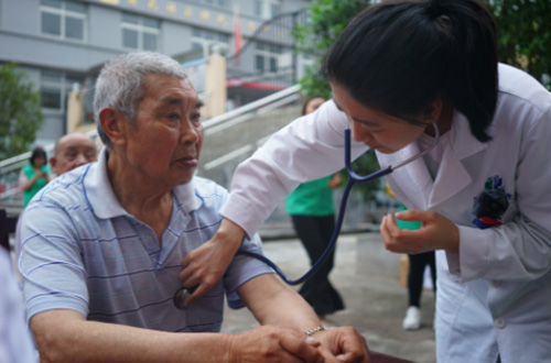 从心出发 黔江中心医院爱心义诊受好评