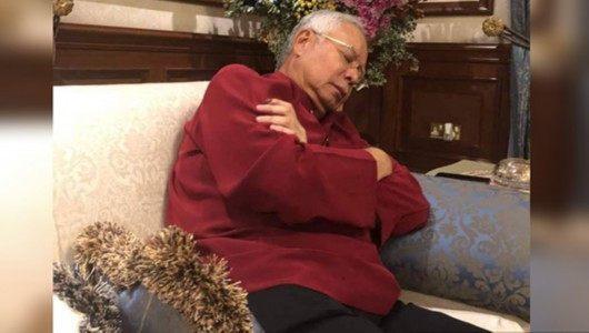 2018年5月，納吉布在沙發上睡覺。剛剛卸任的馬來西亞前總理納吉布家中遭到徹夜搜查。