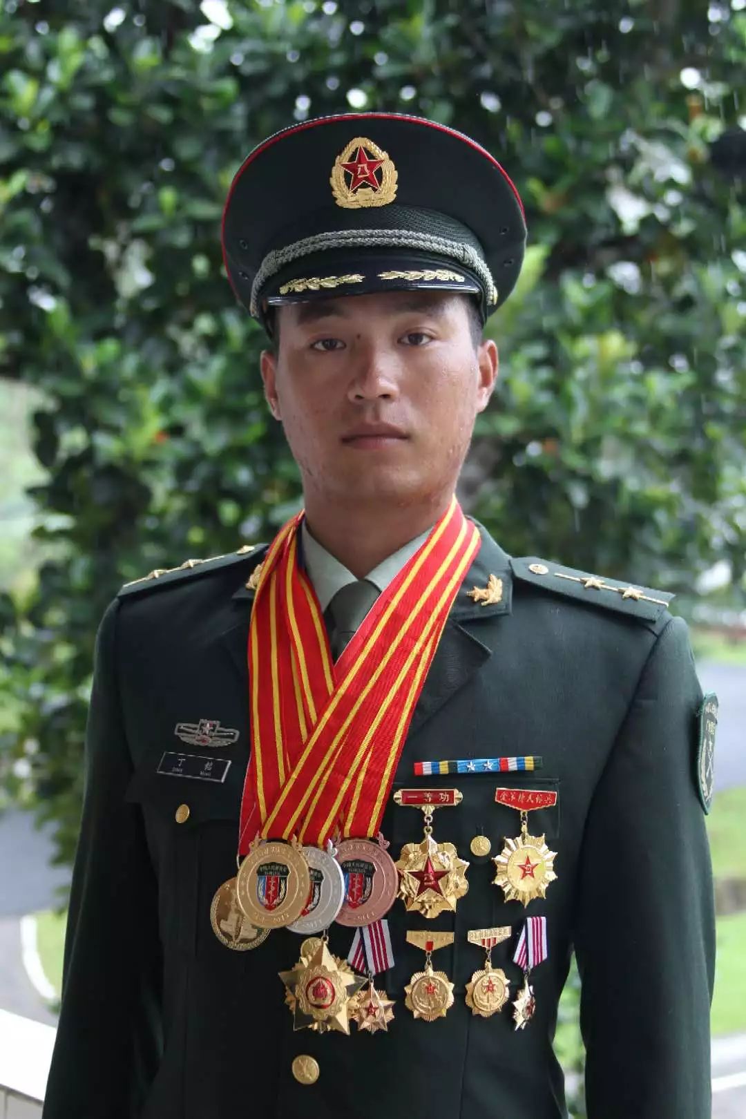 解放军这位侦察连长荣立一等功 全身有26块伤