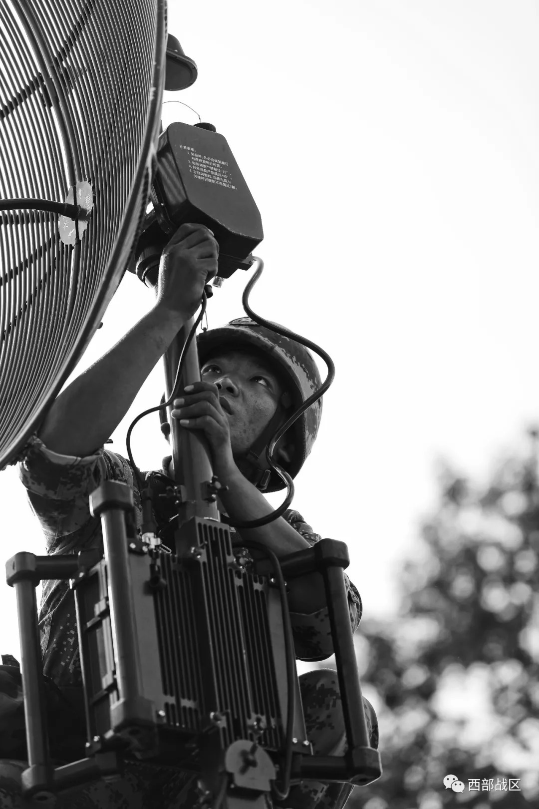 逆光!黑白!这里有你没见过的野战通信兵