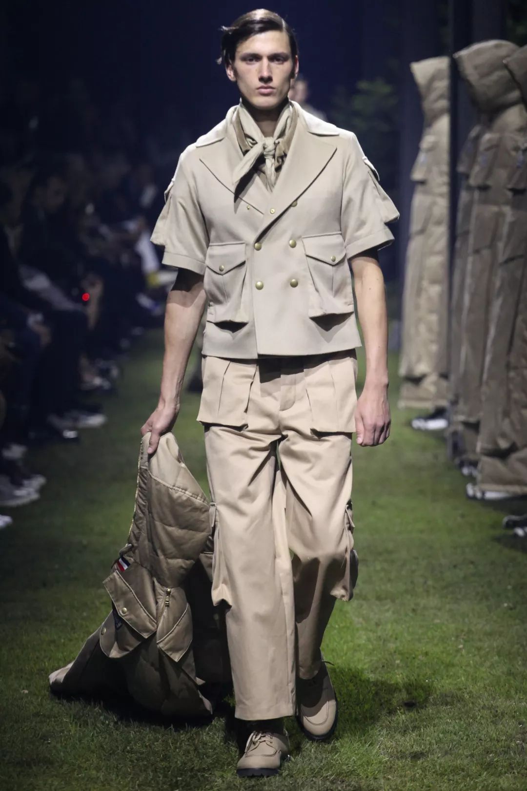 比起看不懂的T台时尚，这可能是最实穿的时装