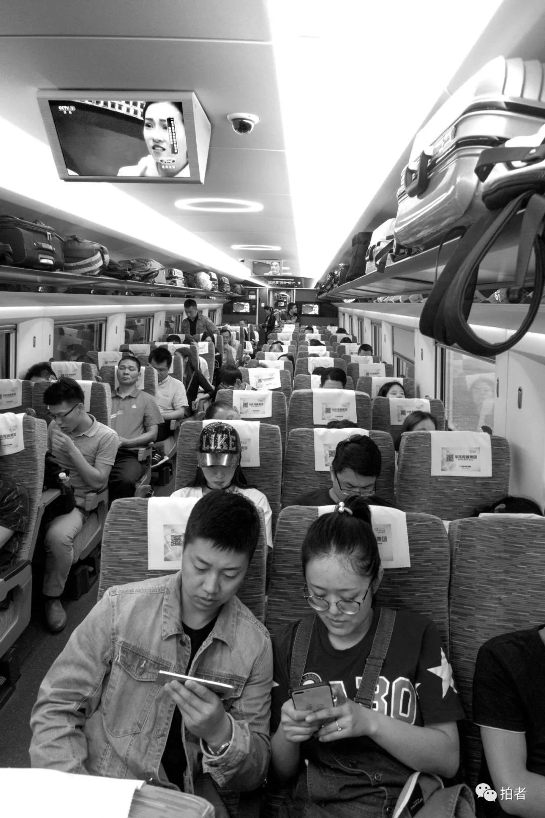 印度火车上的奇葩事：行李架上睡人、两个人买了同一个座位