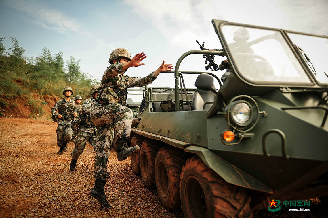 新大纲新装备 解放军山地轻型合成旅摸索新战术