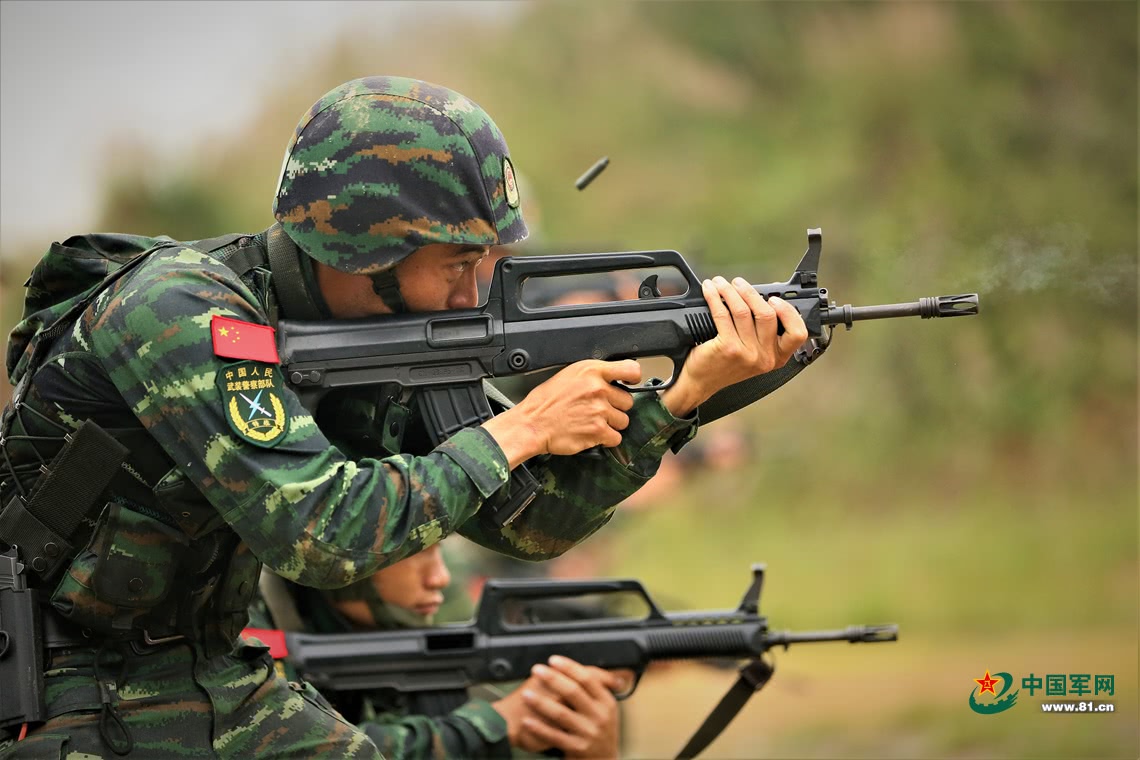 特战队员在进行射击考核。(图源/中国军网)