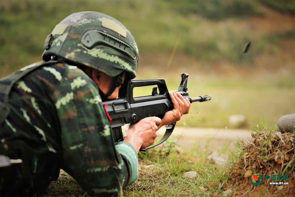 一名特战队员射击瞬间,弹壳弹出。(图源/中国军网)