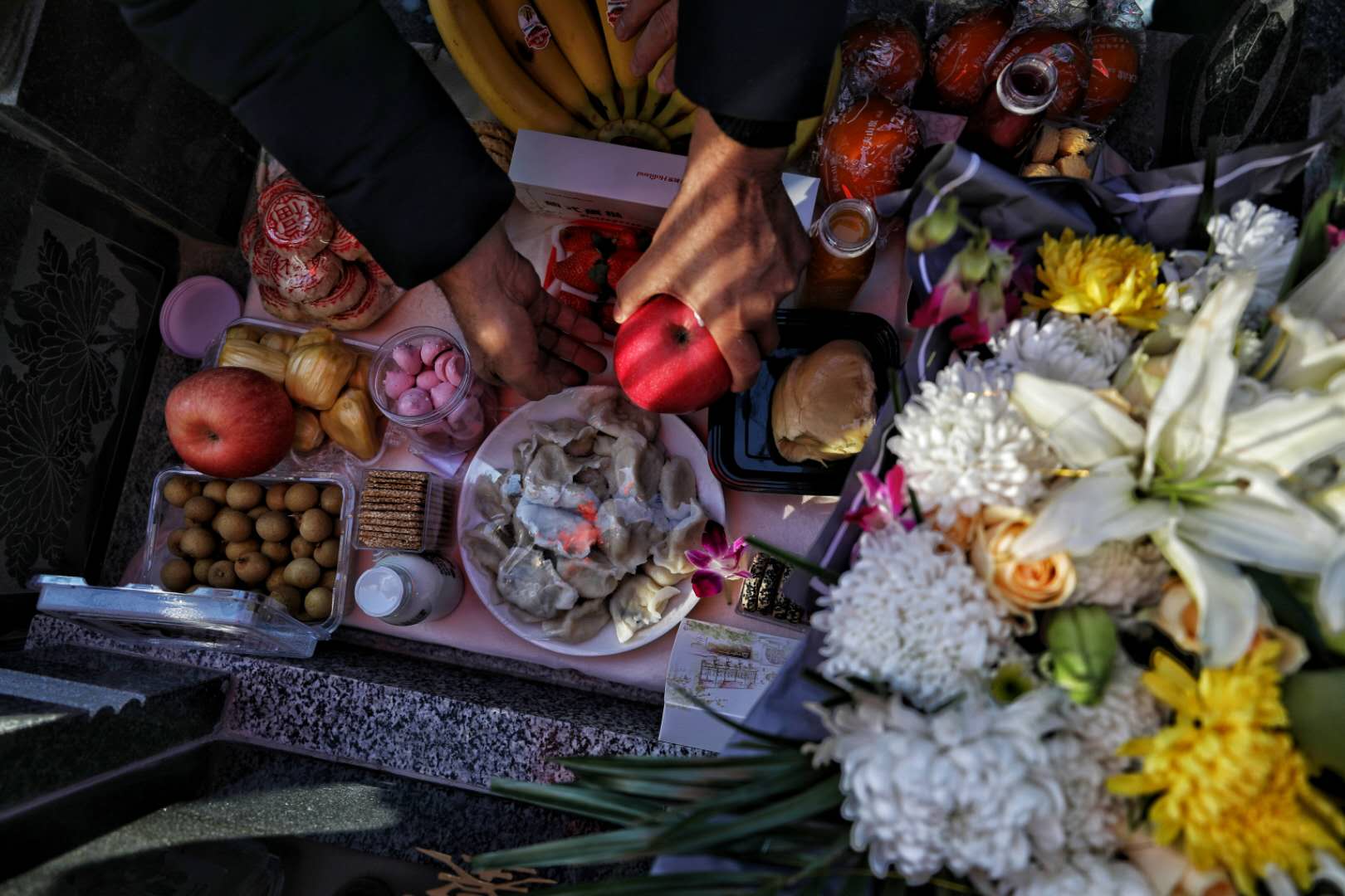 2018年12月13日，天津市宁河区永定塔陵，张仁俭为女儿准备平时爱吃的食物和一家人一早亲手包的饺子。新京报记者 王飞 摄