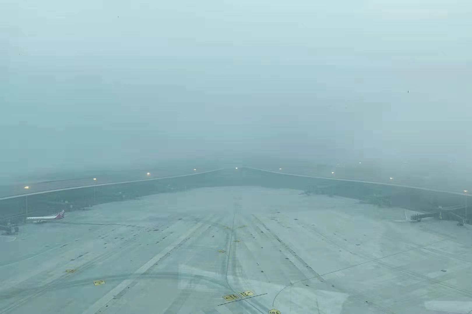 首都机场和大兴机场今晨6时起突遭碎片雾，能见度急剧下降。图/华北空管局