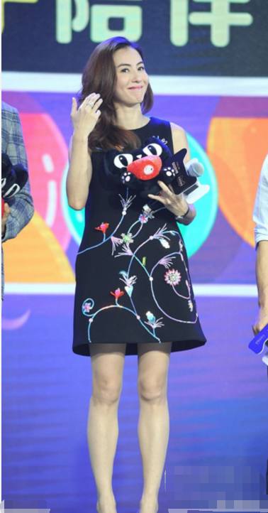 38岁辣妈张柏芝性感短裙美回巅峰 圆润脸部和粗手臂实力抢镜