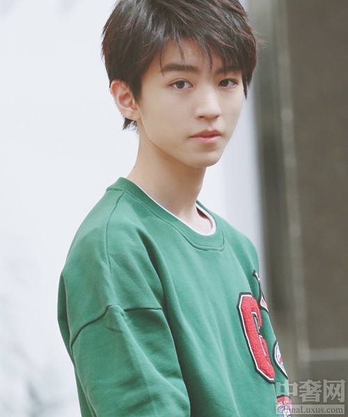 阳光少年王俊凯 绿色卫衣时髦度满分