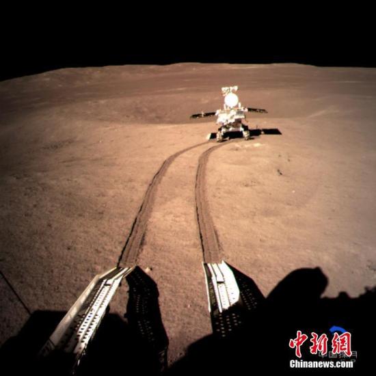 資料圖:玉兔二號在月球背面行走。<a target='_blank' href='http://www.chinanews.com/'>中新社</a>發 中國國家航天局供圖