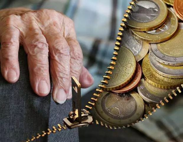 人社部:养老保险支出4年激增一倍多 收支缺口