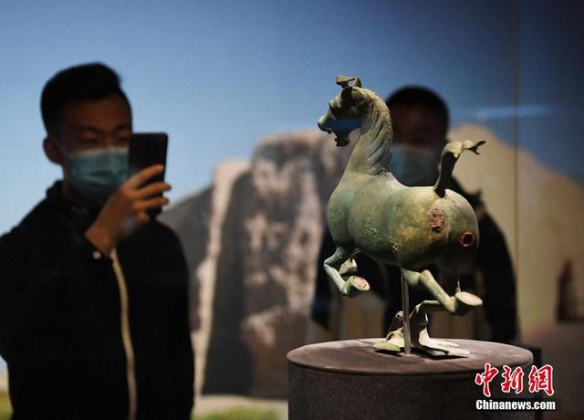 “铜奔马”真品在甘肃省博物馆展出
