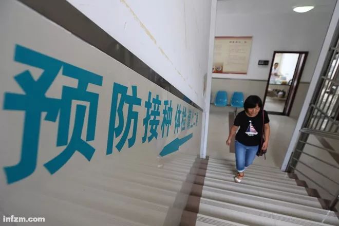 ▲在一些私立医院,偷偷接种未获批的进口疫苗是公开的秘密,而一些已获批的二类疫苗也不时出现供应紧张。(视觉中国/图)