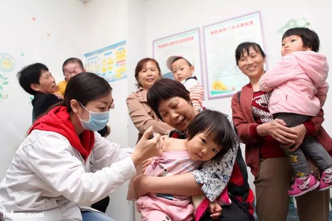 ▲2018年4月25日,全国预防接种日,重庆,正在接种疫苗的儿童。(视觉中国/图)