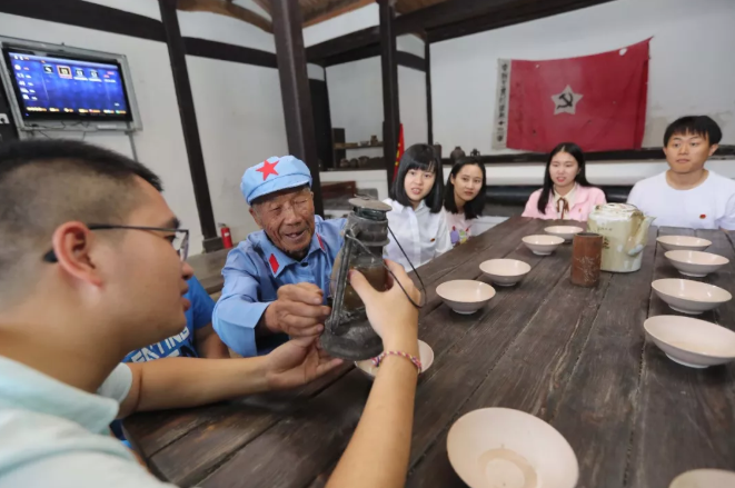 在浙江省温州市永嘉县中国工农红军第十三军军部旧址，老党员为青年团员们讲述革命传统故事。