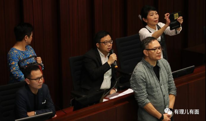 「乐投letou娱乐官方网站」新战士夜间跳伞是什么样子?央视来告诉你!