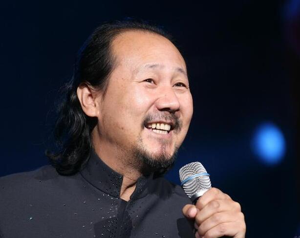 腾格尔唱《送亲歌》想起女儿 强忍住泪水