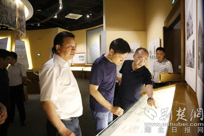 雷军到访卓尔 盛赞汉口北世界级规划和规模