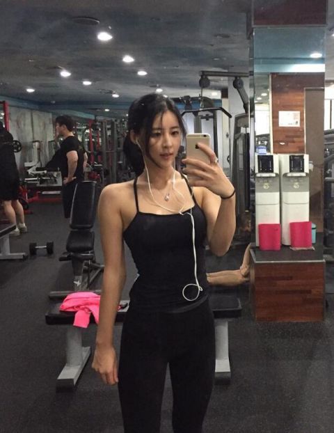 老总摸美女_男子摸美女胸