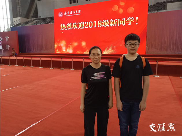 开学镜头:14岁硕士生入学,300家长睡篮球场