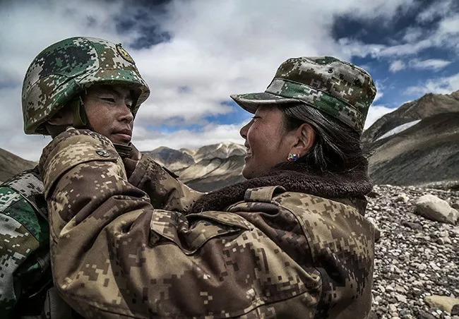 疯狂猜成语人穿军装_看图猜成语(3)