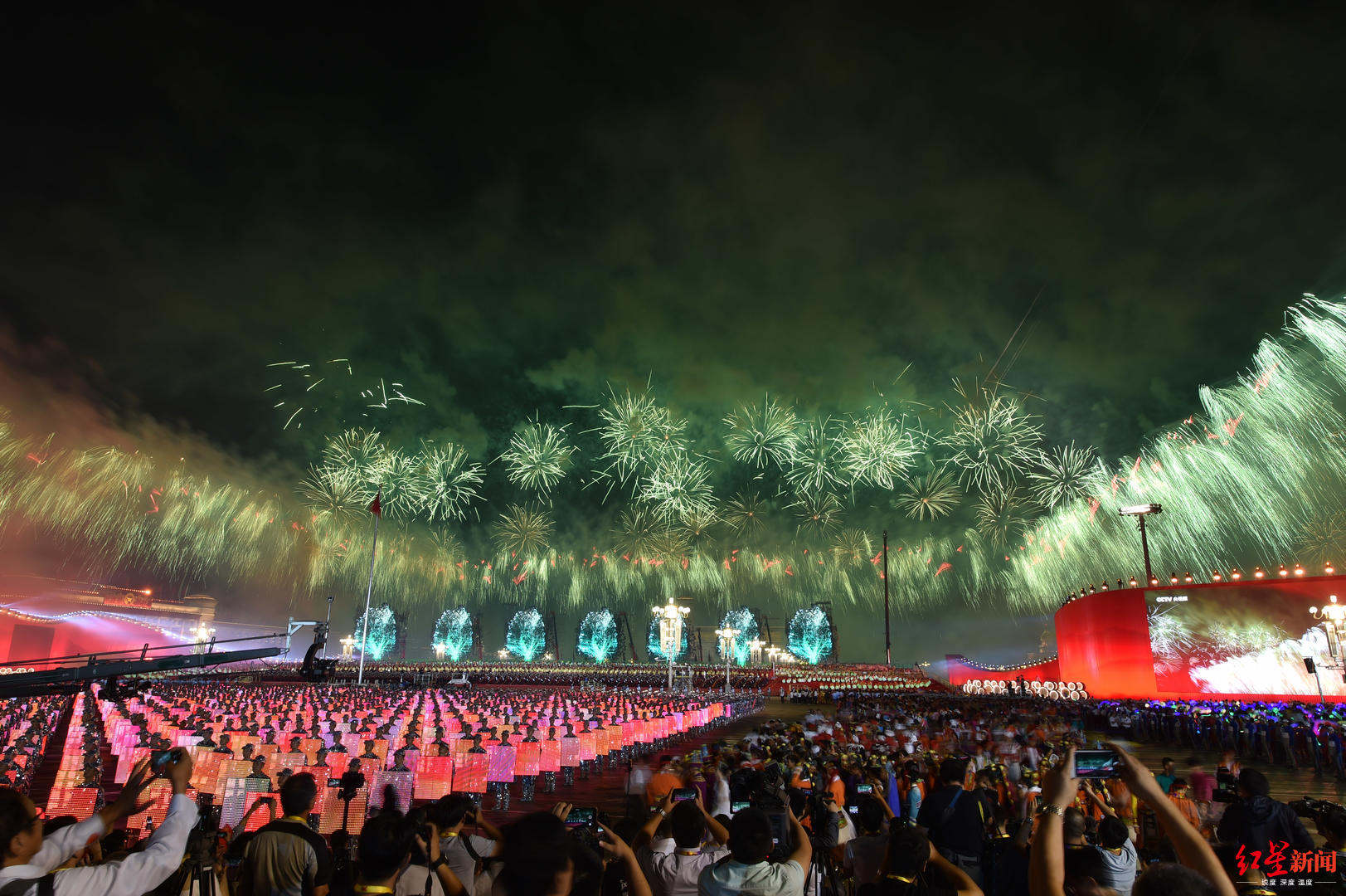 ↑烟花璀璨，北京的夜空被盛大而绚丽的烟火照亮。 图据IC photo