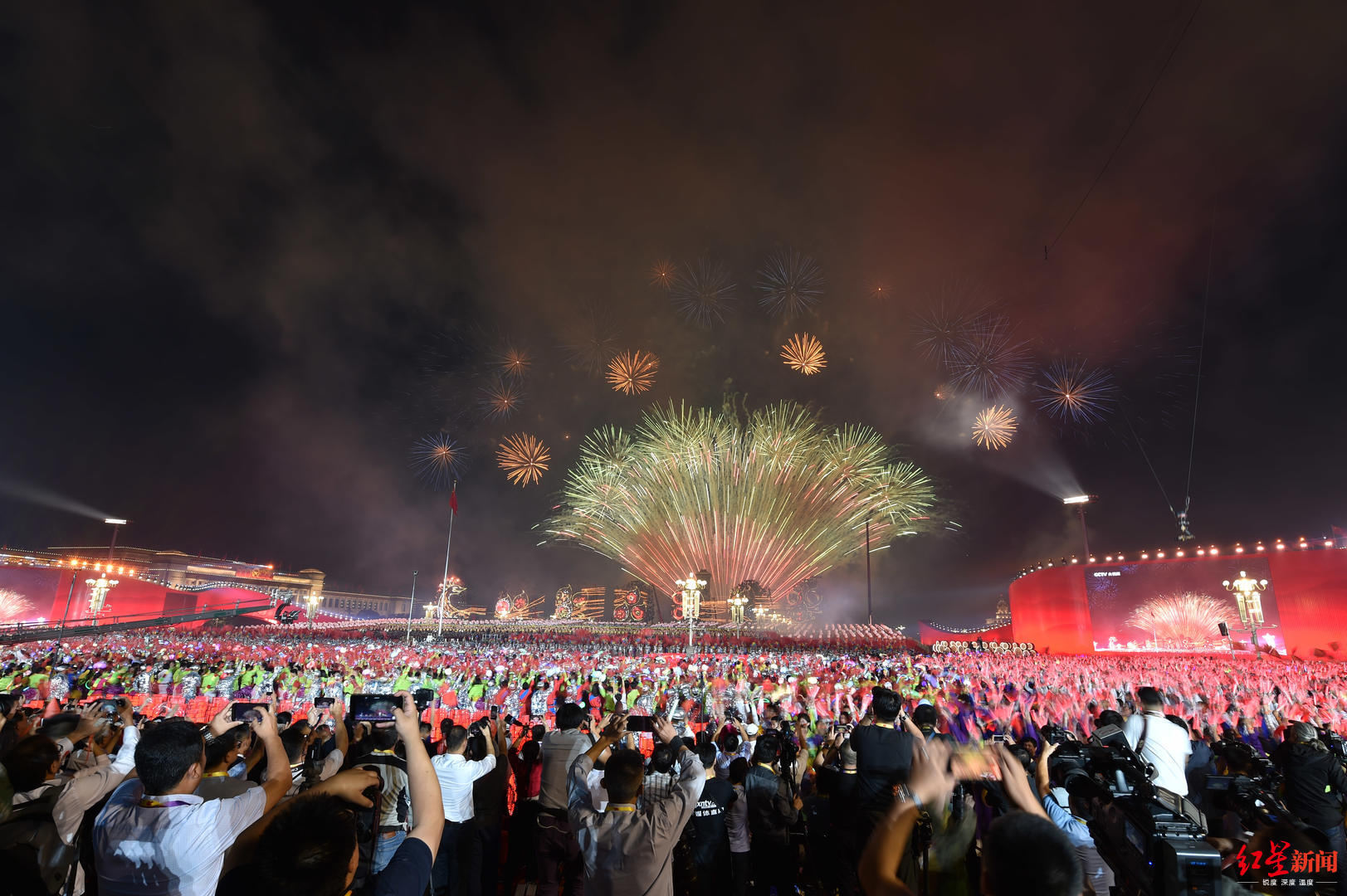 ↑烟花璀璨，北京的夜空被盛大而绚丽的烟火照亮。 图据IC photo