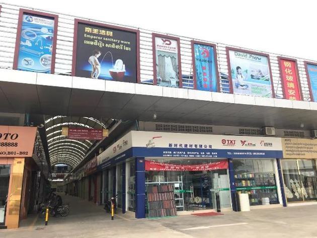 图为中国商人兴建的金边综合建材批发市场(图片来源:第一财经)