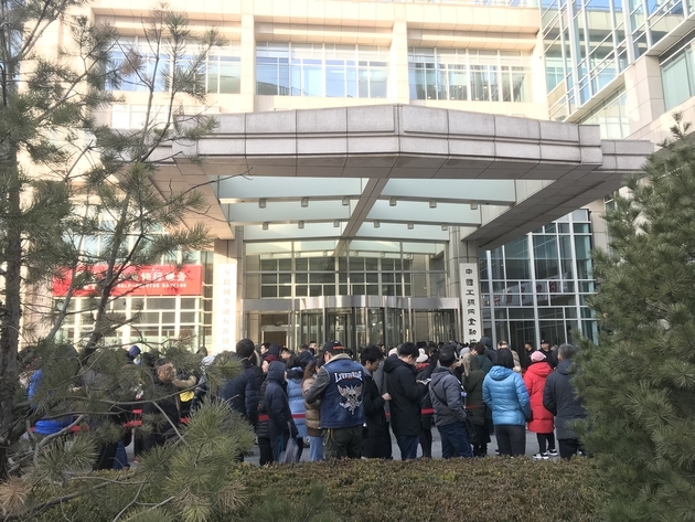 正在排队的ofo用户 图片来源:每经实习记者 韩阳 摄