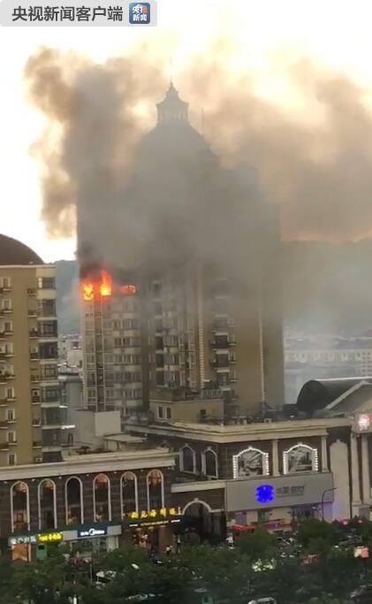 杭州一高层住宅楼发生火灾 消防紧急救出6人