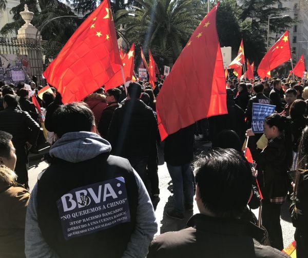 当地时间2月15日，大批华人走上街头抗议。（新华社/郭求达 摄）