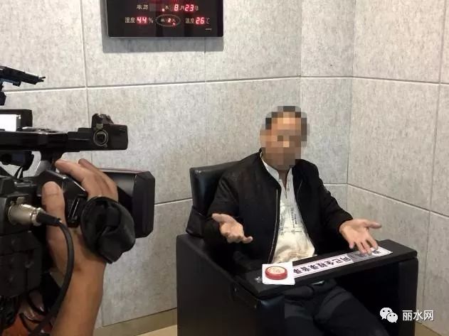 此案犯罪嫌疑人潘某勇,正在回答审讯警官和现场记者的提问。