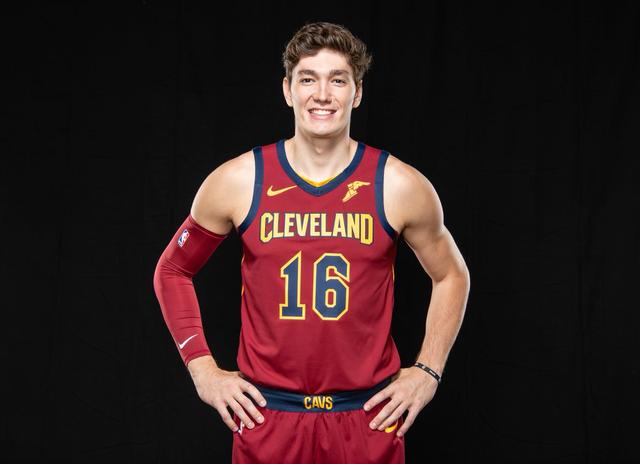 NBA官推祝沙里奇和奥斯曼生日快乐