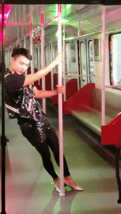 这个人居然在地铁跳钢管舞