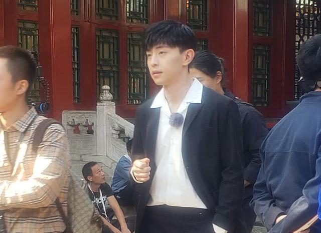 邓伦新综艺《故宫》未播先火，蔡少芬现身拍摄，杨紫也受邀请？