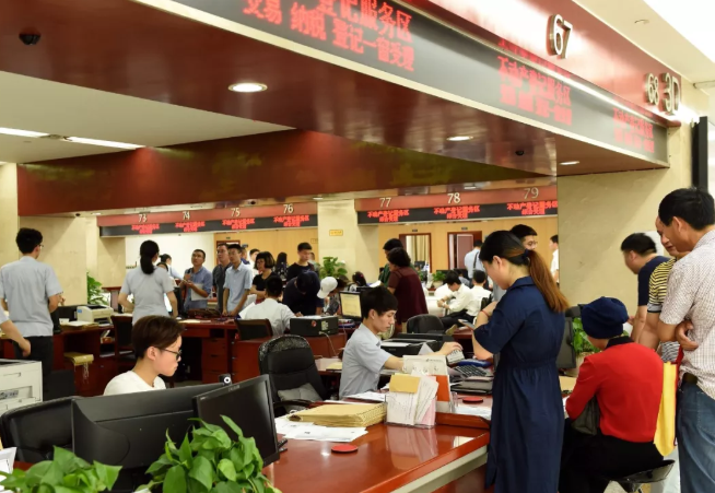 浙江金华，居民在不动产登记窗口办理&ldquo;最多跑一次&rdquo;业务。