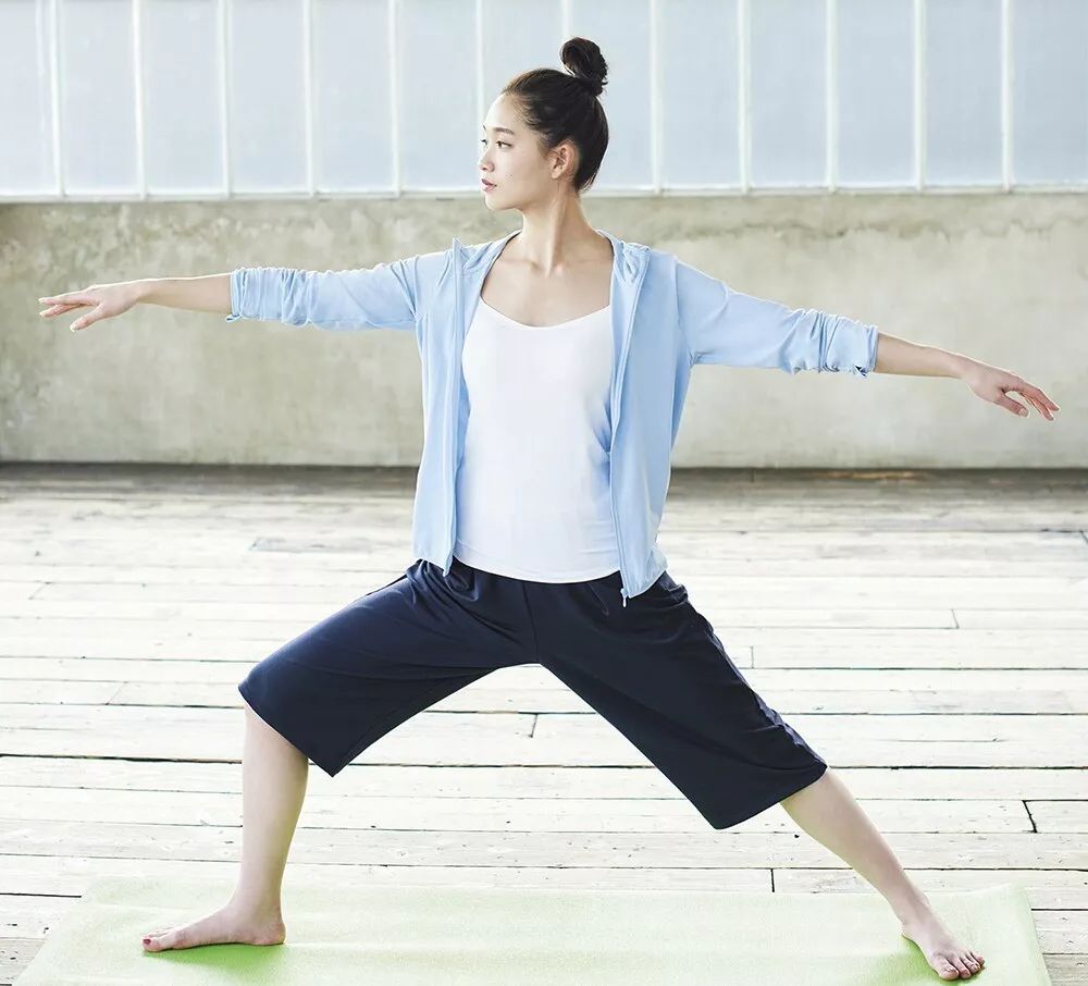 不远万里托代购从日本买来的优衣库防晒衣,居