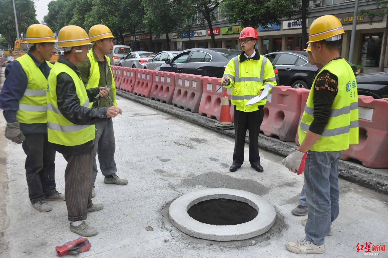 城市井盖守护人：白天黑夜连轴转 设计的井盖还获得了专利