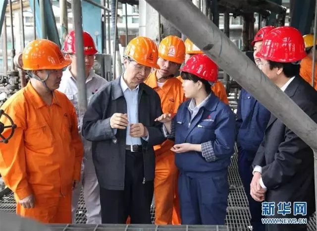 图为2010年5月,陈俊武(前左二)在陕西华县试验现场指导作业