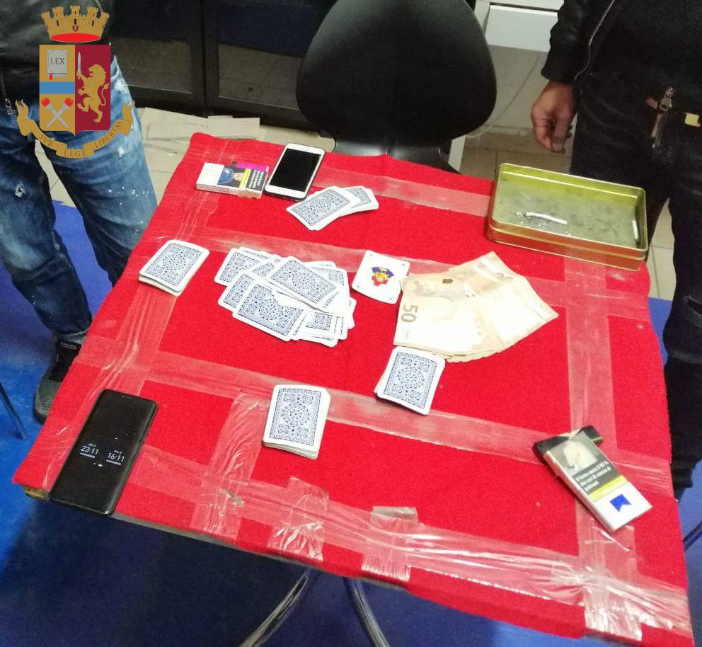 意大利警察太逗了 把象棋叫"32个写汉字的骰子