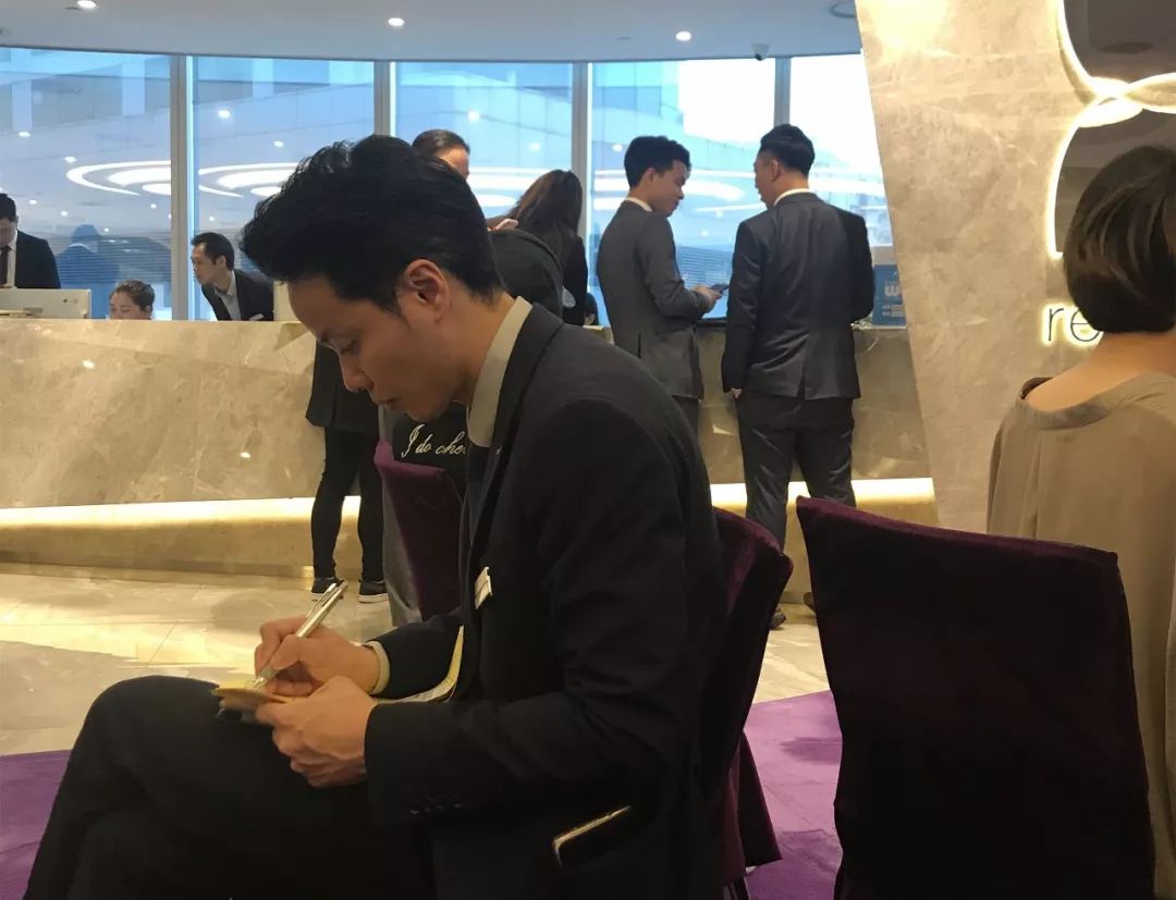 南京中年少女组团打飞的,12小时香港往返竟