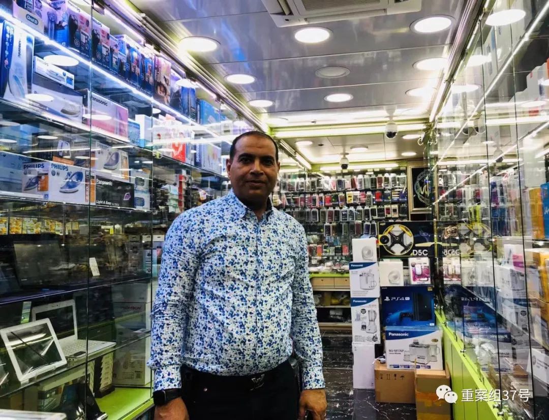 ▲沙瓦来自巴基斯坦，在重庆大厦开着一家电子用品商店。 新京报特派香港报道组 摄