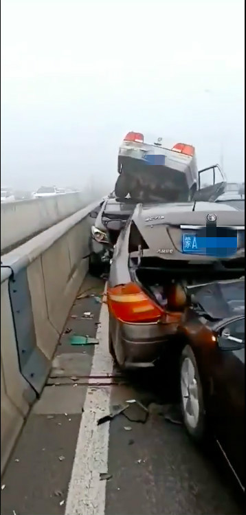网传视频中,多车相撞,有车辆变形,视频截图